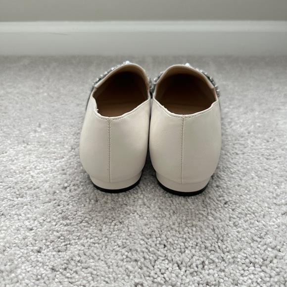 Reposhing Just Fab Woman’s Pointed Toe White Flats with Gem Detail Size 8.5 - Picture 3 of 11